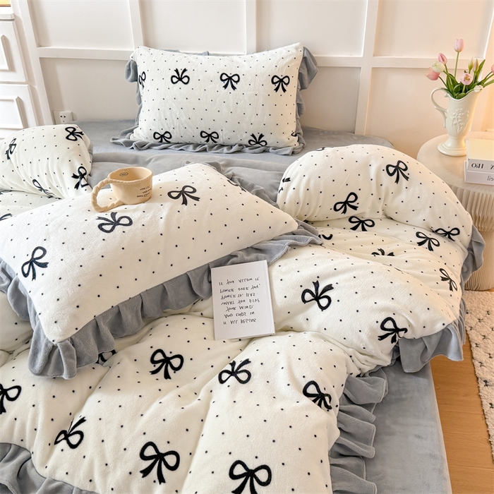 91家纺网 家纺一手货源 找家纺 艾特你 2025新款200g全工艺牛奶绒花边款四件套吊边床单 花边绒-简单格调