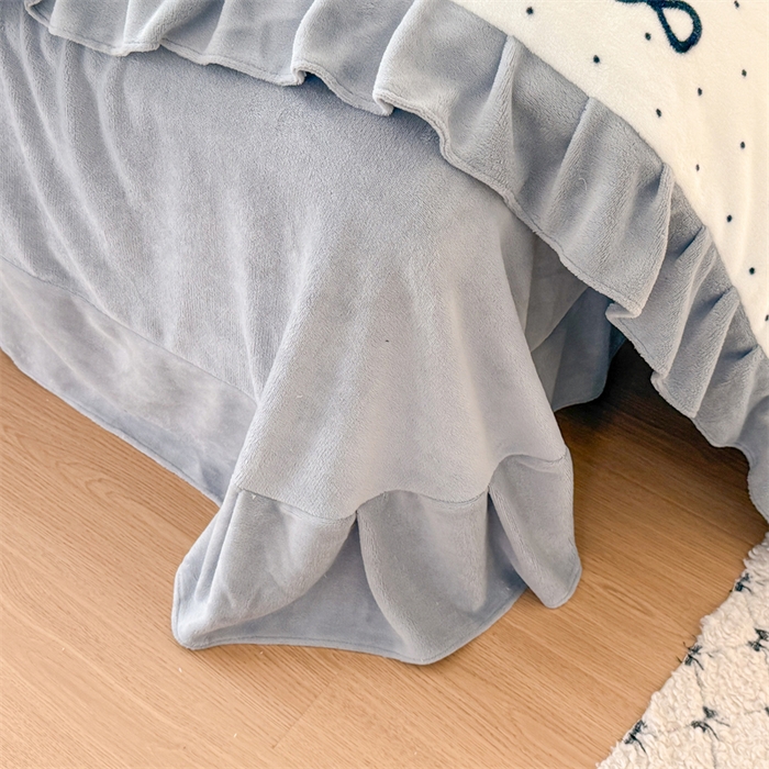 91家纺网 家纺一手货源 找家纺 艾特你 2025新款200g全工艺牛奶绒花边款四件套吊边床单 花边绒-简单格调