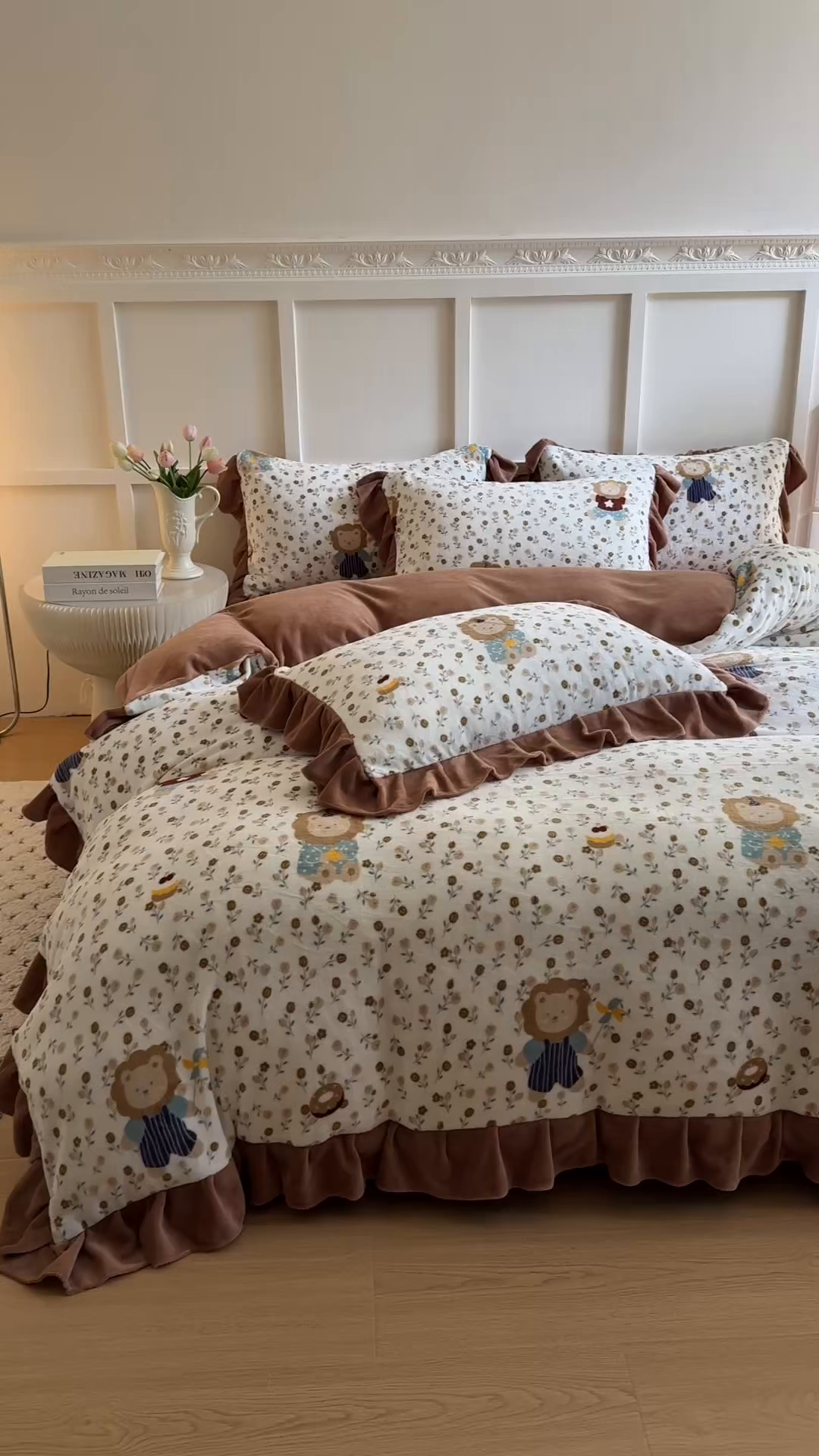 91家纺网 家纺一手货源 找家纺 艾特你 2025新款200g全工艺牛奶绒花边款四件套吊边床单 花边绒-快乐狮子