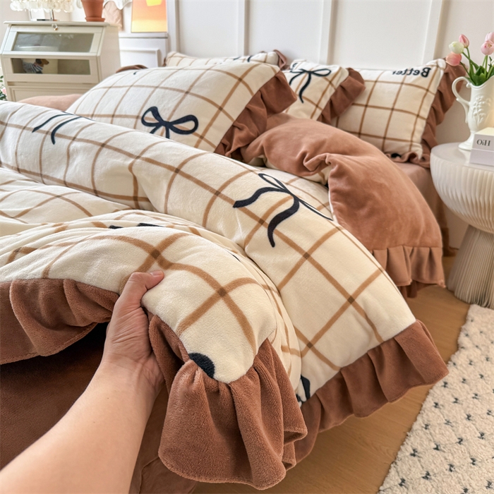 91家纺网 家纺一手货源 找家纺 艾特你 2025新款200g全工艺牛奶绒花边款四件套吊边床单 花边绒-奶茶蝴蝶结