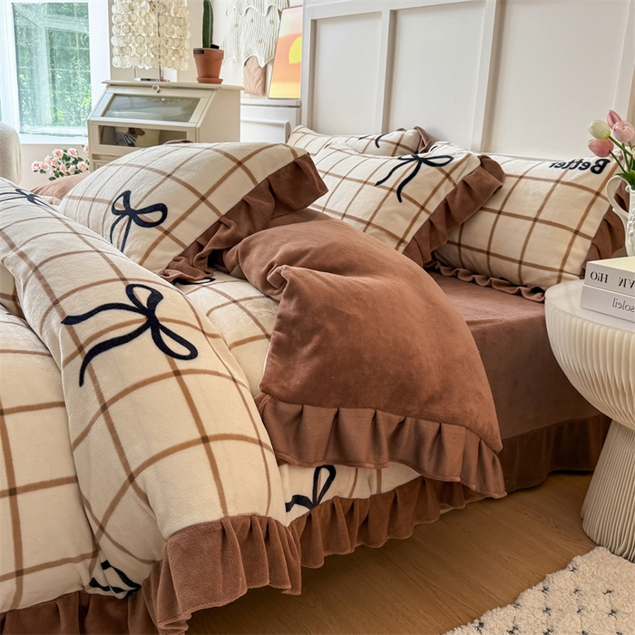 91家纺网 家纺一手货源 找家纺 艾特你 2025新款200g全工艺牛奶绒花边款四件套吊边床单 花边绒-奶茶蝴蝶结