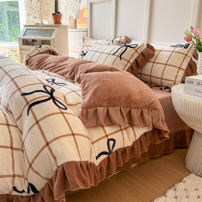 91家纺网 家纺一手货源 找家纺 艾特你 2025新款200g全工艺牛奶绒花边款四件套吊边床单 花边绒-奶茶蝴蝶结