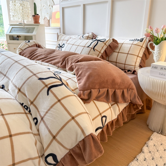 91家纺网 家纺一手货源 找家纺 艾特你 2025新款200g全工艺牛奶绒花边款四件套吊边床单 花边绒-奶茶蝴蝶结