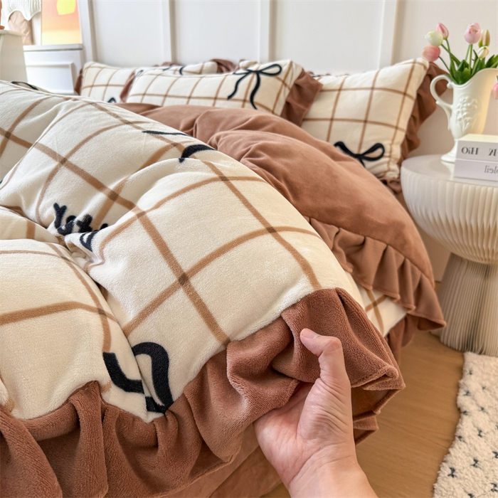 91家纺网 家纺一手货源 找家纺 艾特你 2025新款200g全工艺牛奶绒花边款四件套吊边床单 花边绒-奶茶蝴蝶结