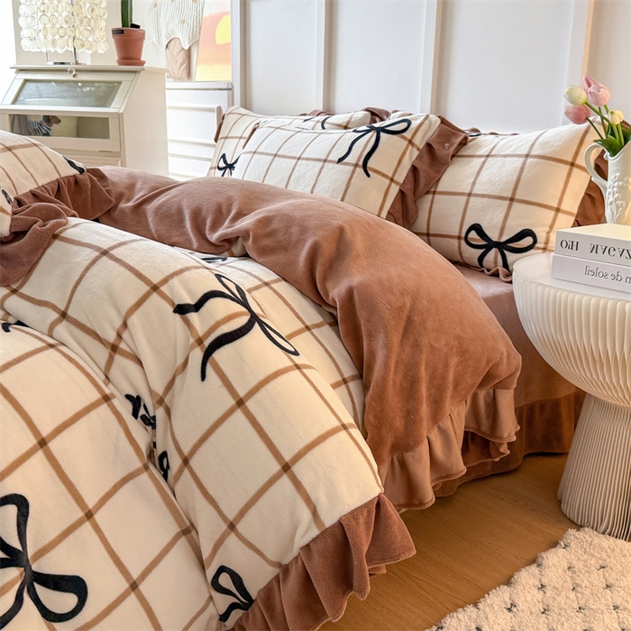 91家纺网 家纺一手货源 找家纺 艾特你 2025新款200g全工艺牛奶绒花边款四件套吊边床单 花边绒-奶茶蝴蝶结