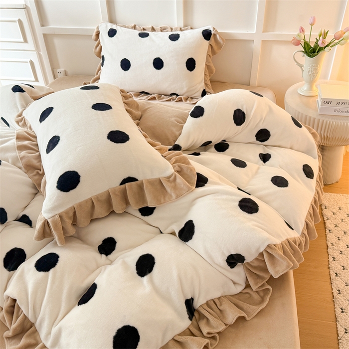 91家纺网 家纺一手货源 找家纺 艾特你 2025新款200g全工艺牛奶绒花边款四件套吊边床单 花边绒-奶油波点