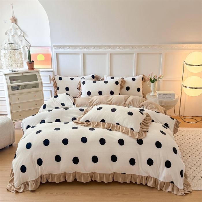 91家纺网 家纺一手货源 找家纺 艾特你 2025新款200g全工艺牛奶绒花边款四件套吊边床单 花边绒-奶油波点