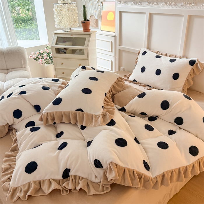 91家纺网 家纺一手货源 找家纺 艾特你 2025新款200g全工艺牛奶绒花边款四件套吊边床单 花边绒-奶油波点