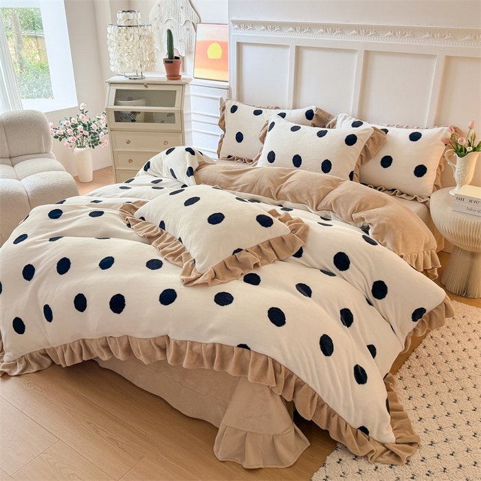 91家纺网 家纺一手货源 找家纺 艾特你 2025新款200g全工艺牛奶绒花边款四件套吊边床单 花边绒-奶油波点