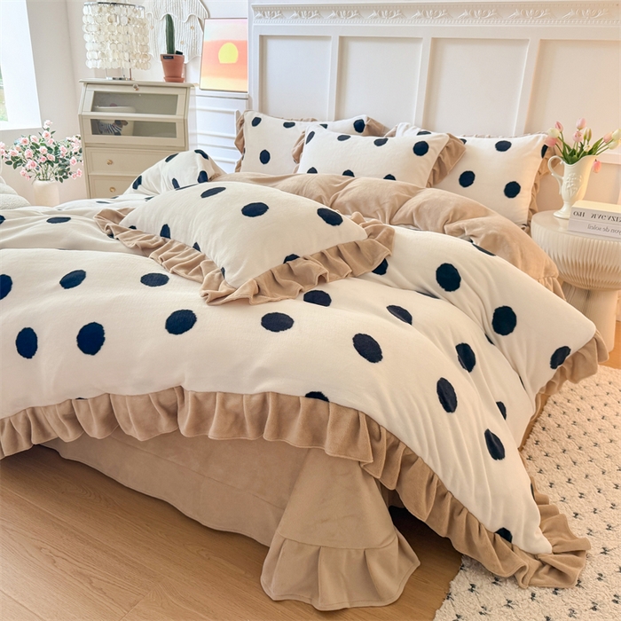 91家纺网 家纺一手货源 找家纺 艾特你 2025新款200g全工艺牛奶绒花边款四件套吊边床单 花边绒-奶油波点