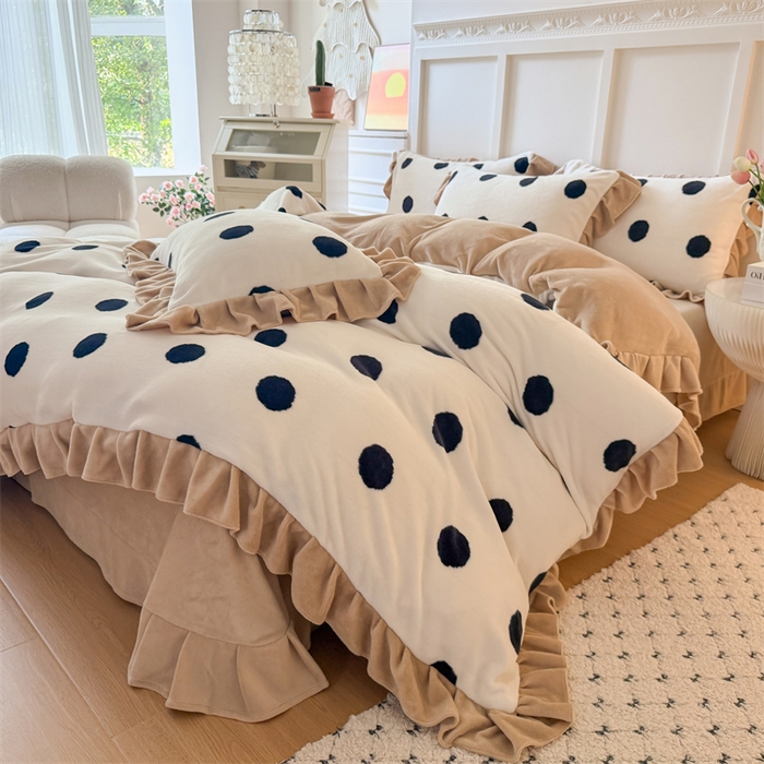 91家纺网 家纺一手货源 找家纺 艾特你 2025新款200g全工艺牛奶绒花边款四件套吊边床单 花边绒-奶油波点