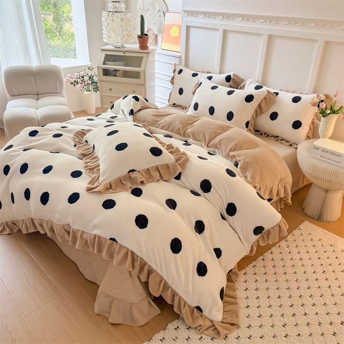 91家纺网 家纺一手货源 找家纺 艾特你 2025新款200g全工艺牛奶绒花边款四件套吊边床单 花边绒-奶油波点