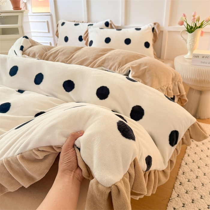 91家纺网 家纺一手货源 找家纺 艾特你 2025新款200g全工艺牛奶绒花边款四件套吊边床单 花边绒-奶油波点