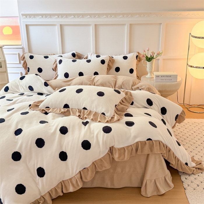 91家纺网 家纺一手货源 找家纺 艾特你 2025新款200g全工艺牛奶绒花边款四件套吊边床单 花边绒-奶油波点