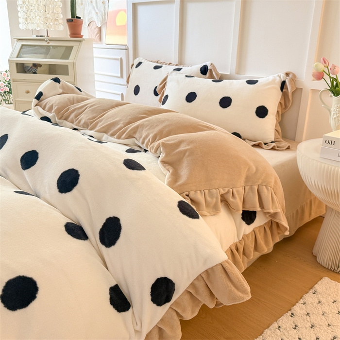 91家纺网 家纺一手货源 找家纺 艾特你 2025新款200g全工艺牛奶绒花边款四件套吊边床单 花边绒-奶油波点