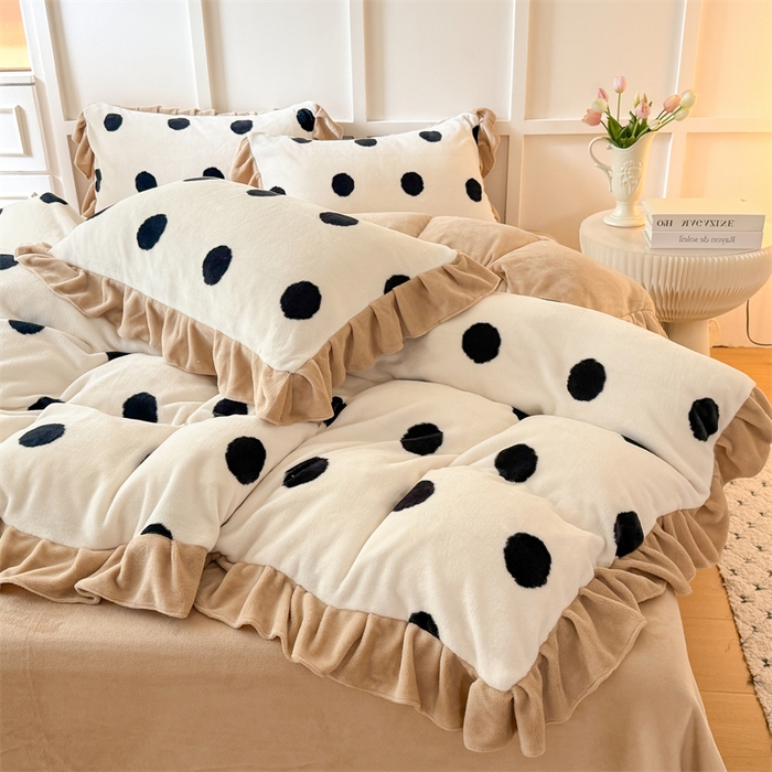 91家纺网 家纺一手货源 找家纺 艾特你 2025新款200g全工艺牛奶绒花边款四件套吊边床单 花边绒-奶油波点