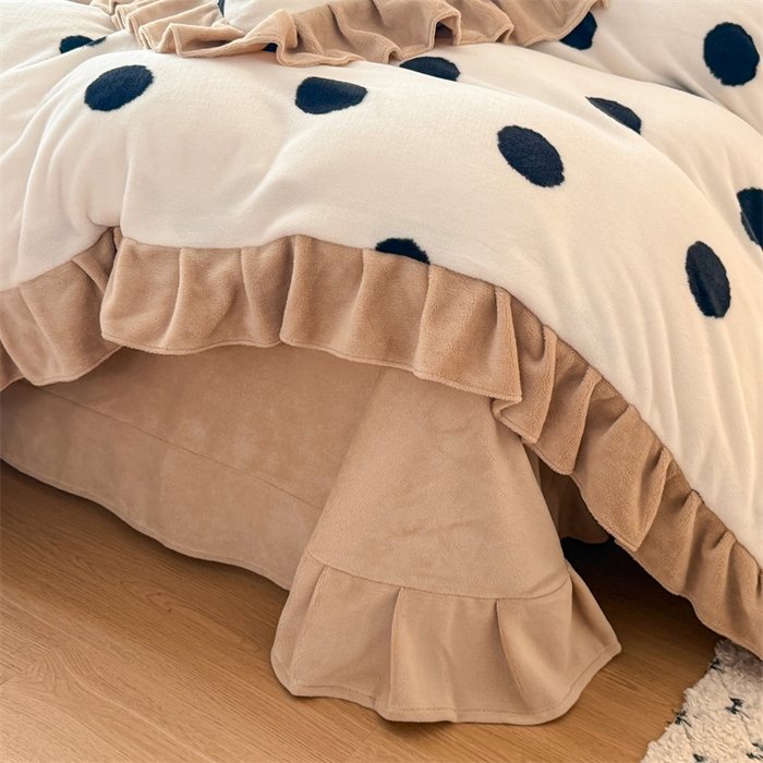 91家纺网 家纺一手货源 找家纺 艾特你 2025新款200g全工艺牛奶绒花边款四件套吊边床单 花边绒-奶油波点