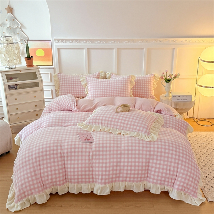 91家纺网 家纺一手货源 找家纺 艾特你 2025新款200g全工艺牛奶绒花边款四件套吊边床单 花边绒-浅粉格