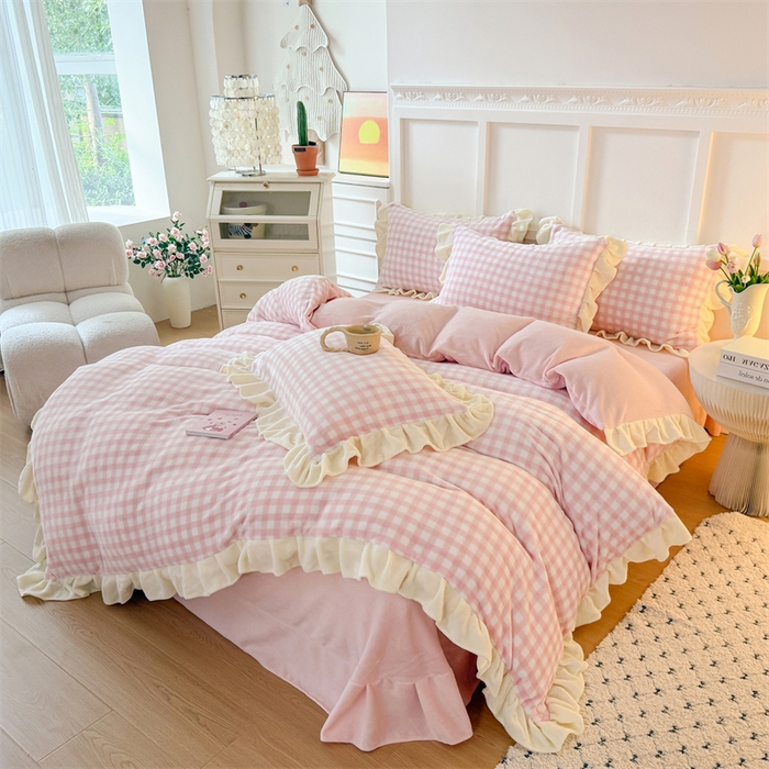 91家纺网 家纺一手货源 找家纺 艾特你 2025新款200g全工艺牛奶绒花边款四件套吊边床单 花边绒-浅粉格