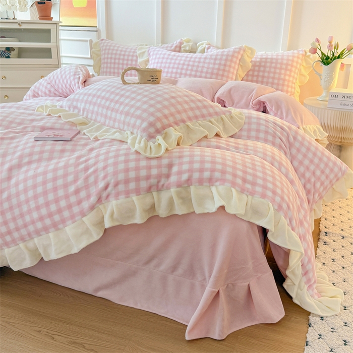 91家纺网 家纺一手货源 找家纺 艾特你 2025新款200g全工艺牛奶绒花边款四件套吊边床单 花边绒-浅粉格