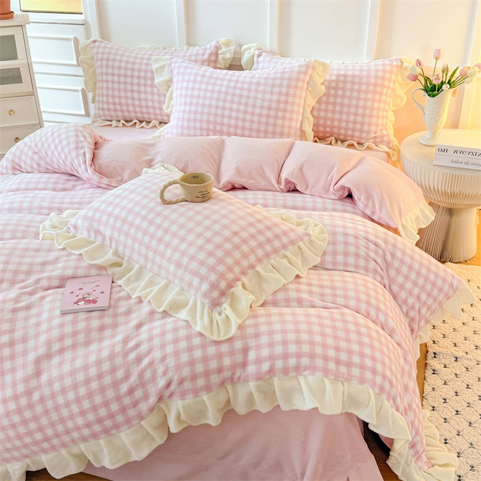 91家纺网 家纺一手货源 找家纺 艾特你 2025新款200g全工艺牛奶绒花边款四件套吊边床单 花边绒-浅粉格