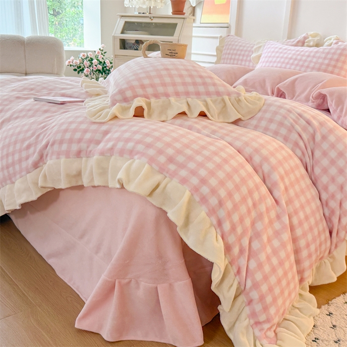 91家纺网 家纺一手货源 找家纺 艾特你 2025新款200g全工艺牛奶绒花边款四件套吊边床单 花边绒-浅粉格