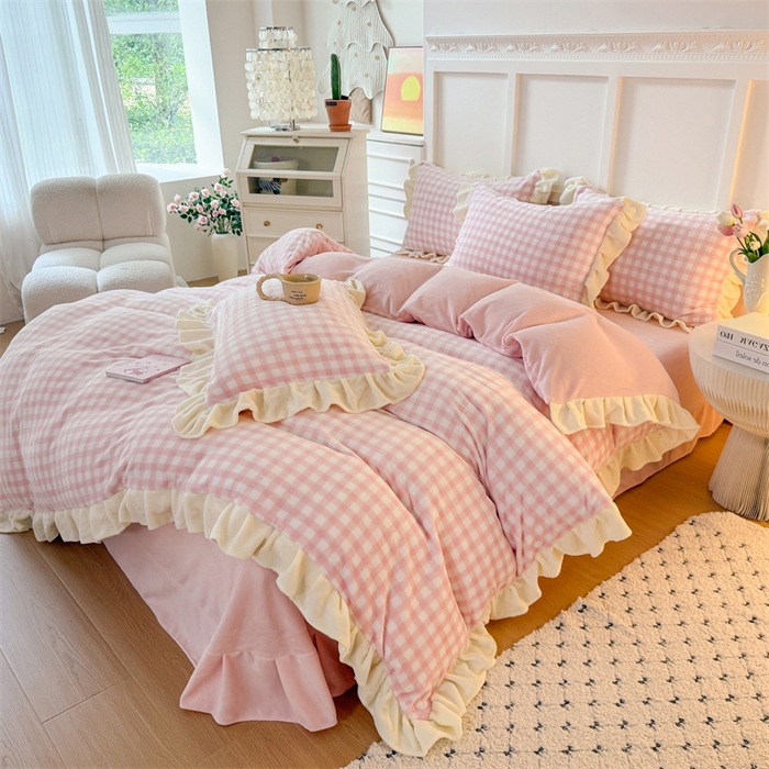 91家纺网 家纺一手货源 找家纺 艾特你 2025新款200g全工艺牛奶绒花边款四件套吊边床单 花边绒-浅粉格