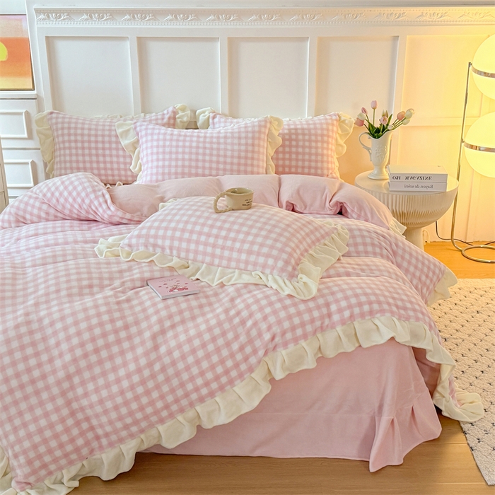 91家纺网 家纺一手货源 找家纺 艾特你 2025新款200g全工艺牛奶绒花边款四件套吊边床单 花边绒-浅粉格