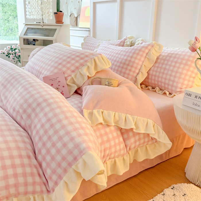 91家纺网 家纺一手货源 找家纺 艾特你 2025新款200g全工艺牛奶绒花边款四件套吊边床单 花边绒-浅粉格