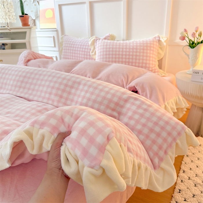 91家纺网 家纺一手货源 找家纺 艾特你 2025新款200g全工艺牛奶绒花边款四件套吊边床单 花边绒-浅粉格