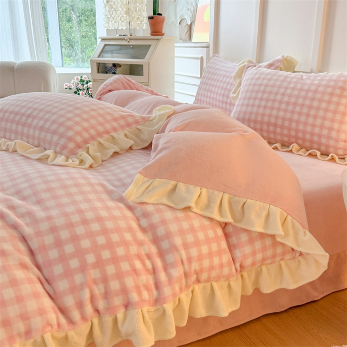 91家纺网 家纺一手货源 找家纺 艾特你 2025新款200g全工艺牛奶绒花边款四件套吊边床单 花边绒-浅粉格