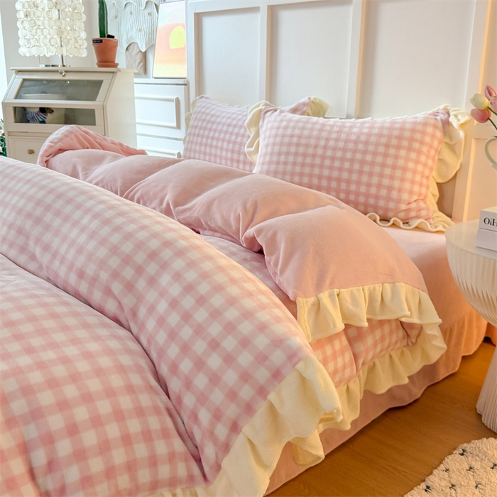 91家纺网 家纺一手货源 找家纺 艾特你 2025新款200g全工艺牛奶绒花边款四件套吊边床单 花边绒-浅粉格