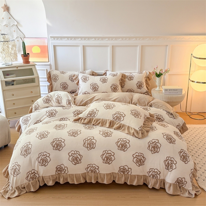 91家纺网 家纺一手货源 找家纺 艾特你 2025新款200g全工艺牛奶绒花边款四件套吊边床单 花边绒-山茶花