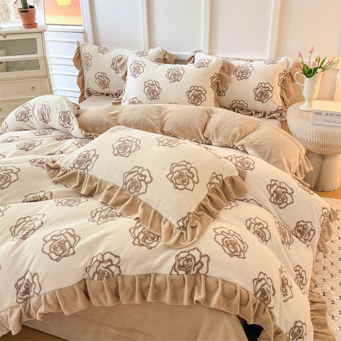 91家纺网 家纺一手货源 找家纺 艾特你 2025新款200g全工艺牛奶绒花边款四件套吊边床单 花边绒-山茶花