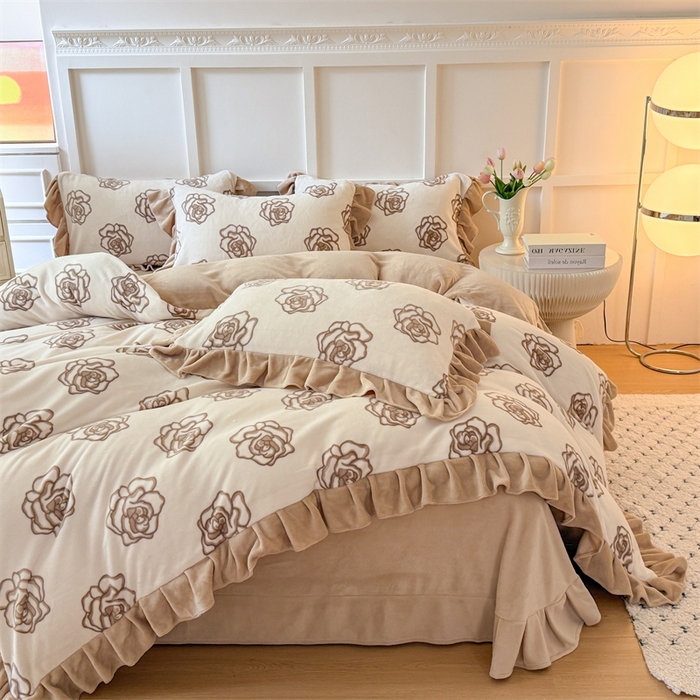 91家纺网 家纺一手货源 找家纺 艾特你 2025新款200g全工艺牛奶绒花边款四件套吊边床单 花边绒-山茶花