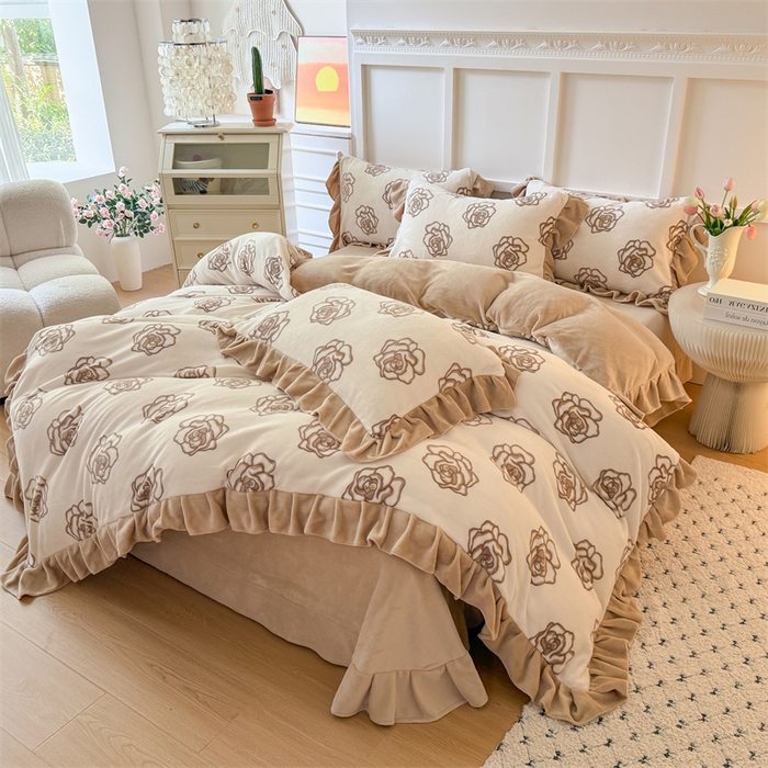 91家纺网 家纺一手货源 找家纺 艾特你 2025新款200g全工艺牛奶绒花边款四件套吊边床单 花边绒-山茶花