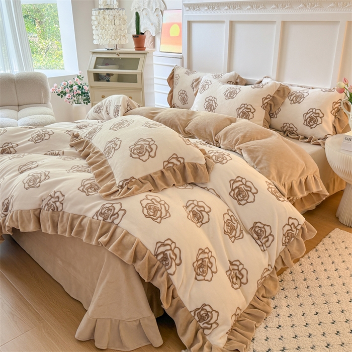 91家纺网 家纺一手货源 找家纺 艾特你 2025新款200g全工艺牛奶绒花边款四件套吊边床单 花边绒-山茶花