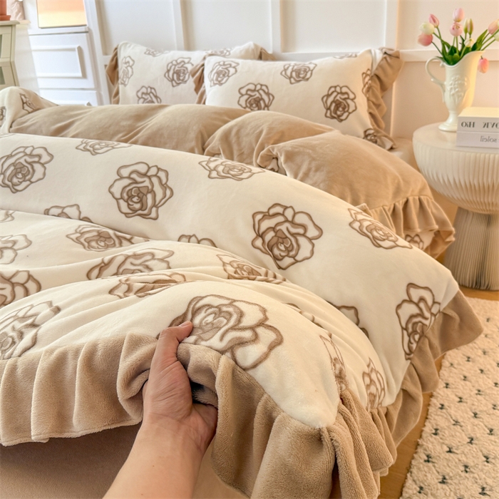 91家纺网 家纺一手货源 找家纺 艾特你 2025新款200g全工艺牛奶绒花边款四件套吊边床单 花边绒-山茶花