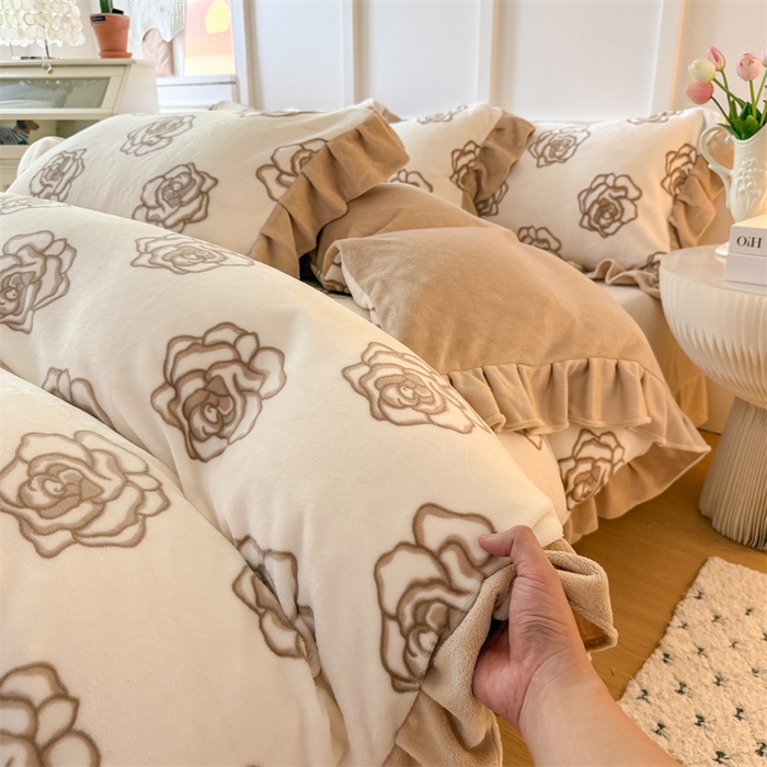 91家纺网 家纺一手货源 找家纺 艾特你 2025新款200g全工艺牛奶绒花边款四件套吊边床单 花边绒-山茶花