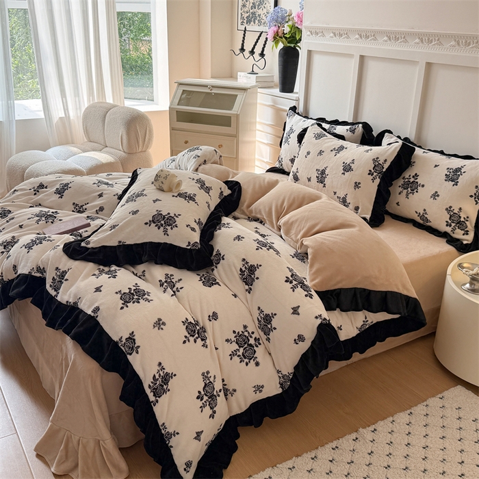 91家纺网 家纺一手货源 找家纺 艾特你 2025新款200g全工艺牛奶绒花边款四件套吊边床单 花边绒-山野玫瑰