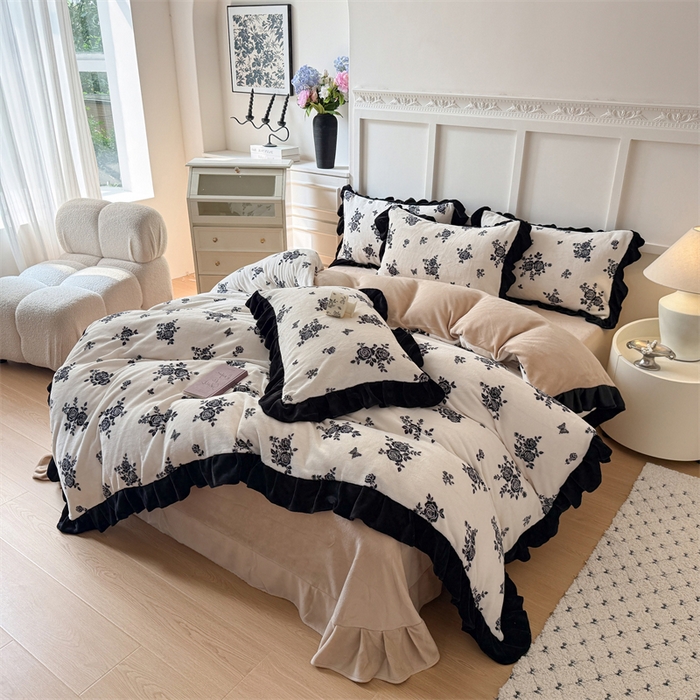 91家纺网 家纺一手货源 找家纺 艾特你 2025新款200g全工艺牛奶绒花边款四件套吊边床单 花边绒-山野玫瑰