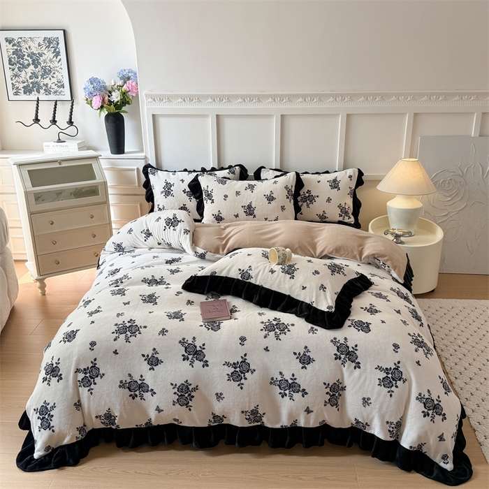 91家纺网 家纺一手货源 找家纺 艾特你 2025新款200g全工艺牛奶绒花边款四件套吊边床单 花边绒-山野玫瑰