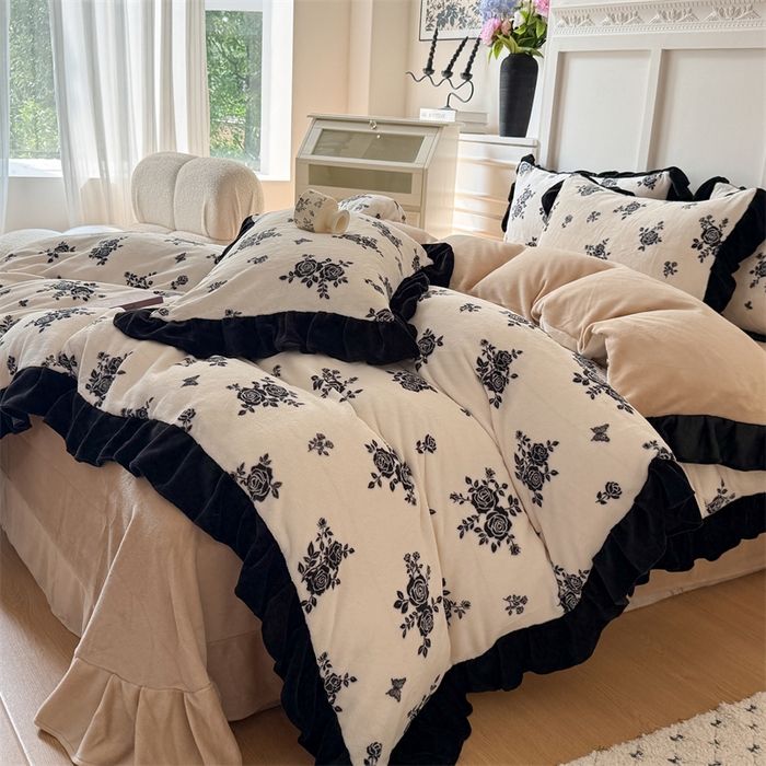 91家纺网 家纺一手货源 找家纺 艾特你 2025新款200g全工艺牛奶绒花边款四件套吊边床单 花边绒-山野玫瑰