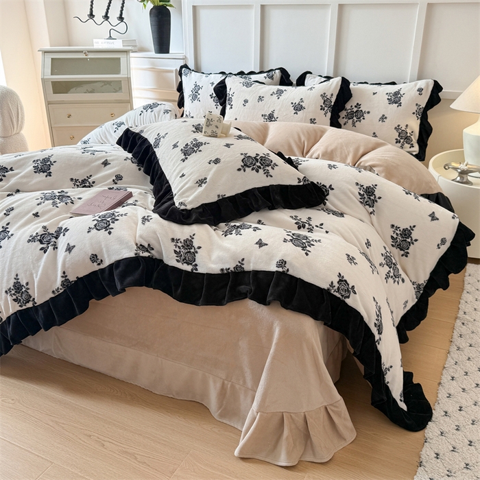 91家纺网 家纺一手货源 找家纺 艾特你 2025新款200g全工艺牛奶绒花边款四件套吊边床单 花边绒-山野玫瑰