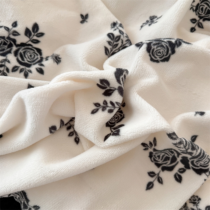 91家纺网 家纺一手货源 找家纺 艾特你 2025新款200g全工艺牛奶绒花边款四件套吊边床单 花边绒-山野玫瑰