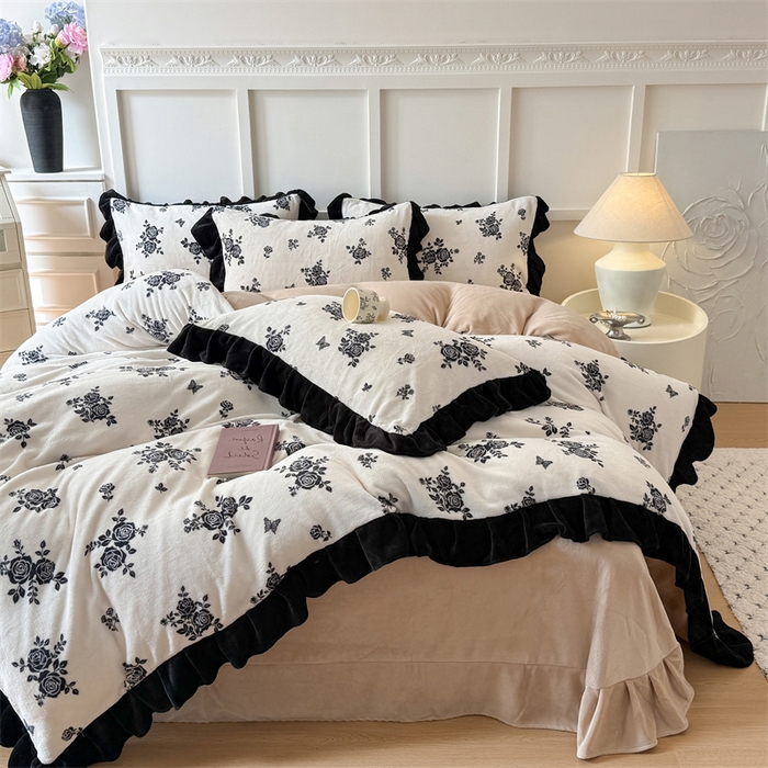 91家纺网 家纺一手货源 找家纺 艾特你 2025新款200g全工艺牛奶绒花边款四件套吊边床单 花边绒-山野玫瑰