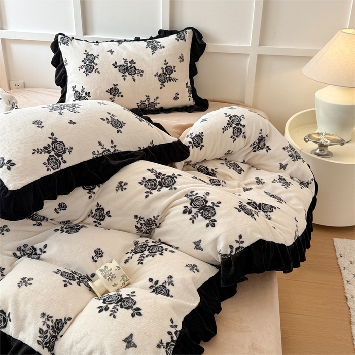 91家纺网 家纺一手货源 找家纺 艾特你 2025新款200g全工艺牛奶绒花边款四件套吊边床单 花边绒-山野玫瑰