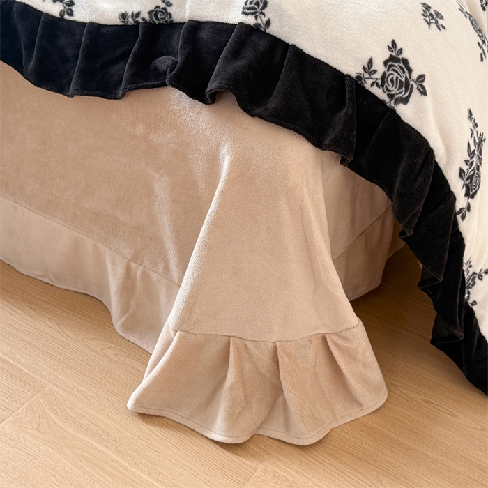 91家纺网 家纺一手货源 找家纺 艾特你 2025新款200g全工艺牛奶绒花边款四件套吊边床单 花边绒-山野玫瑰