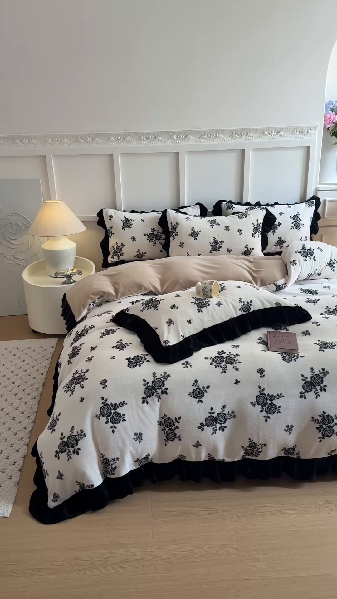 91家纺网 家纺一手货源 找家纺 艾特你 2025新款200g全工艺牛奶绒花边款四件套吊边床单 花边绒-山野玫瑰