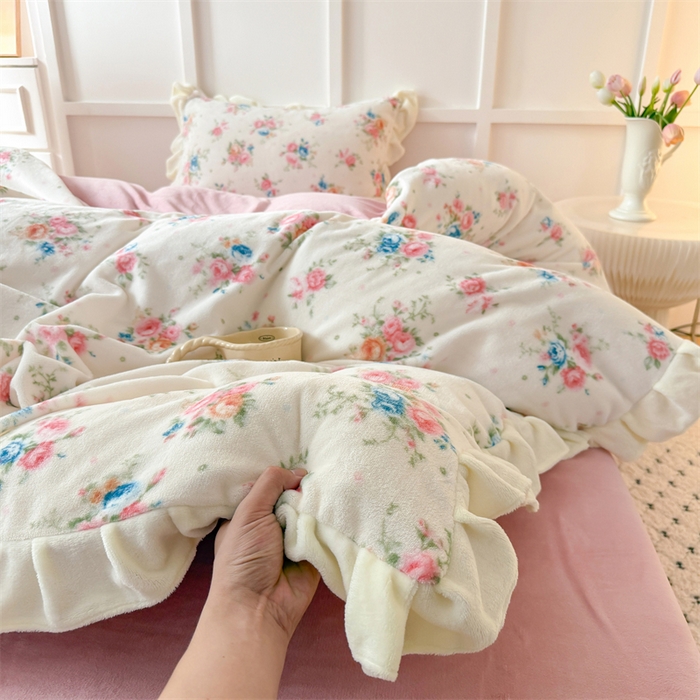 91家纺网 家纺一手货源 找家纺 艾特你 2025新款200g全工艺牛奶绒花边款四件套吊边床单 花边绒-甜美梦境